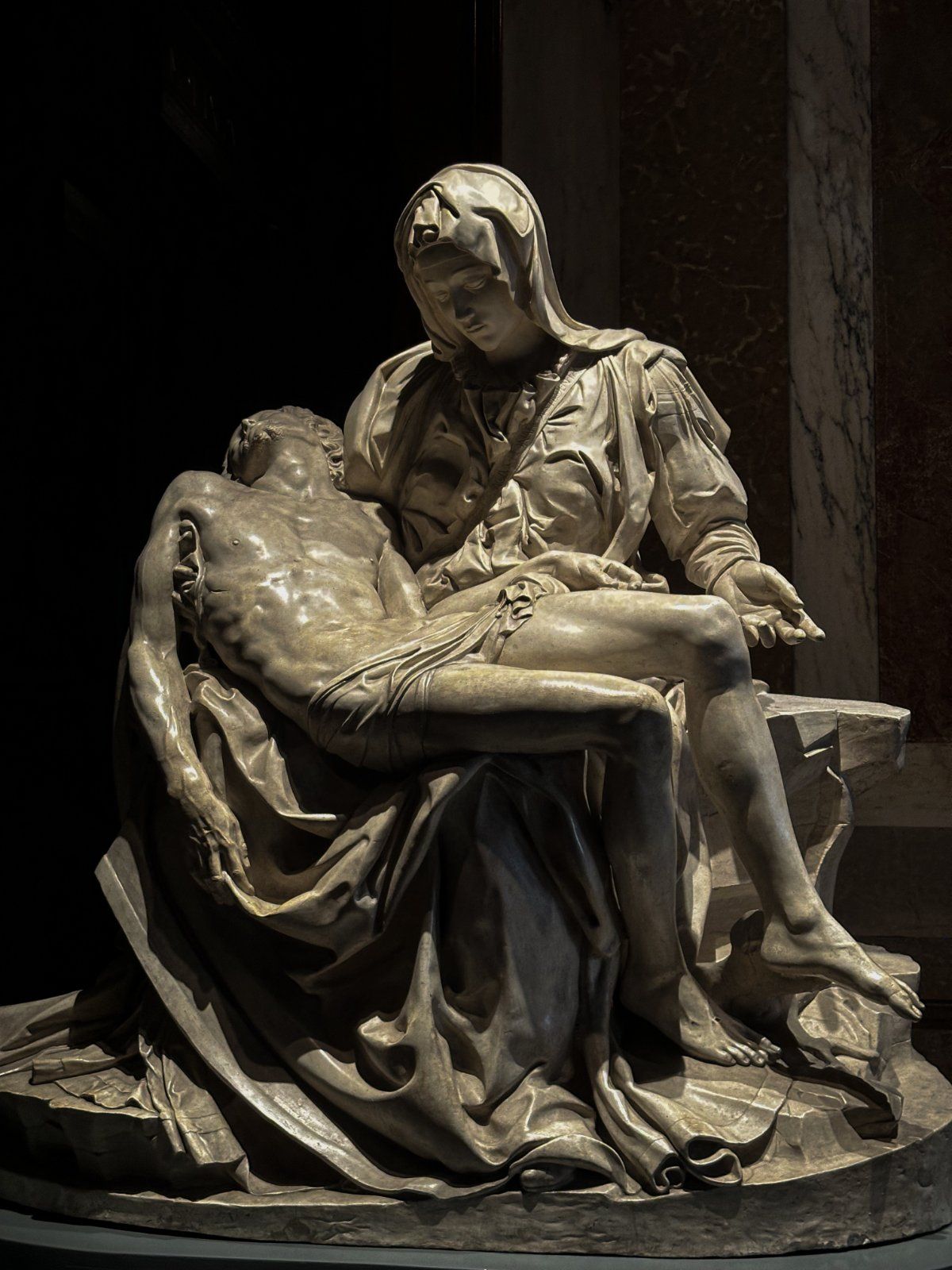 Fotografia em sombras da obra Pietà, no Vaticano
